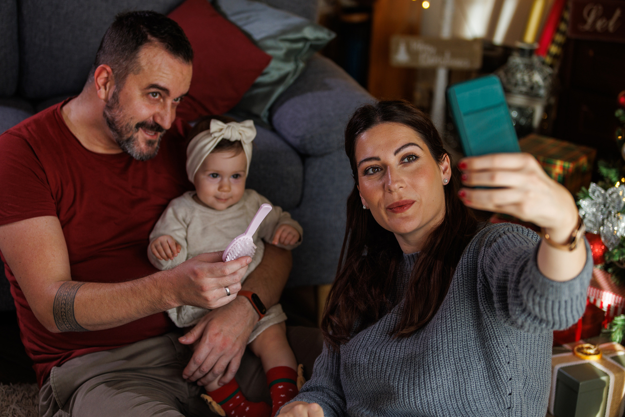 Coppia di genitori si fa selfie con neonata