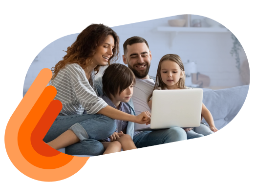 Famiglia guarda insieme il computer sul divano