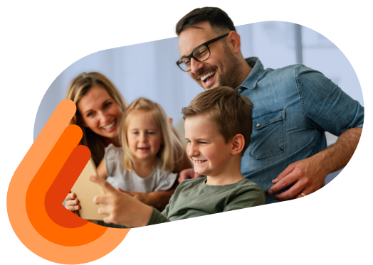 Famiglia guarda insieme un tablet sul divano