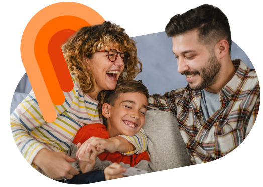 Madre, padre e figlio ridono insieme