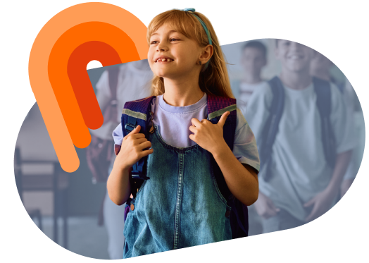 Una bambina a scuola che indossa uno zaino
