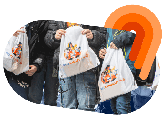 Bambini con gadget del progetto NeoConnessi