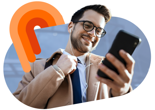Un uomo sorride mentre guarda il suo smartphone