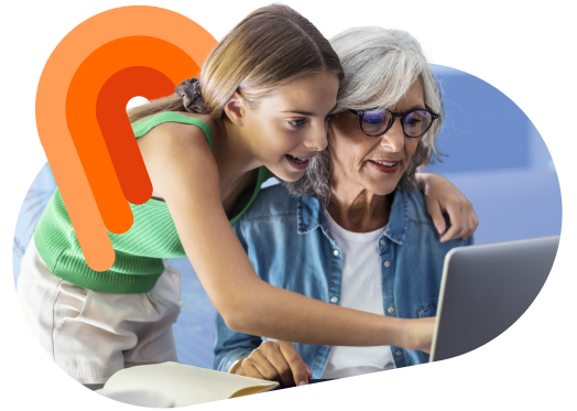 Una ragazzina guarda un laptop insieme alla nonna