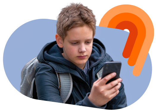 Un ragazzino mentre guarda in solitudine il proprio smartphone