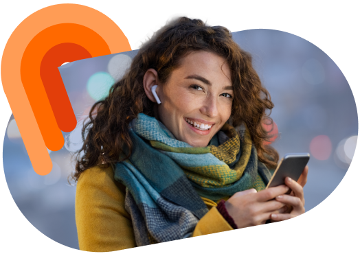 Una donna sorridente tiene in mano uno smartphone