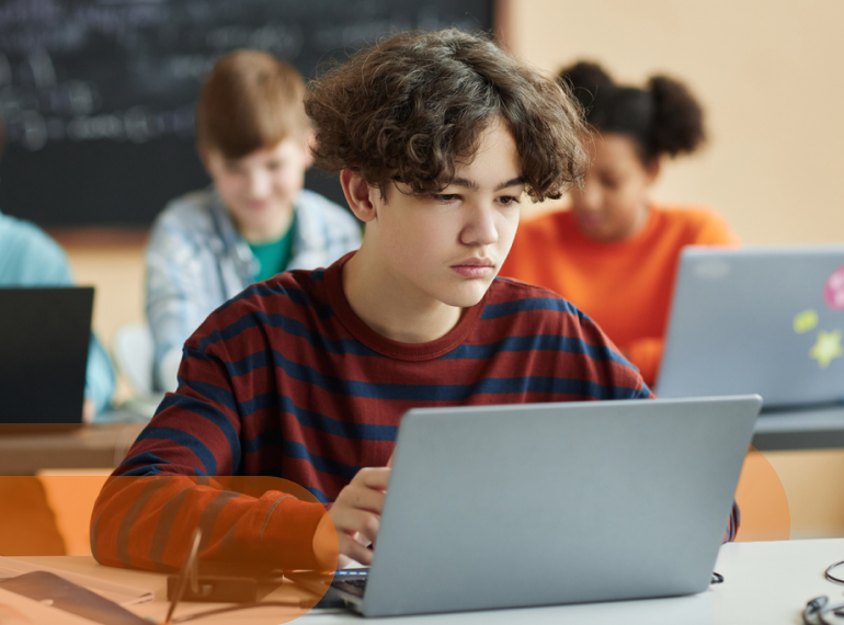 Un ragazzino a scuola sta utilizzando il laptop