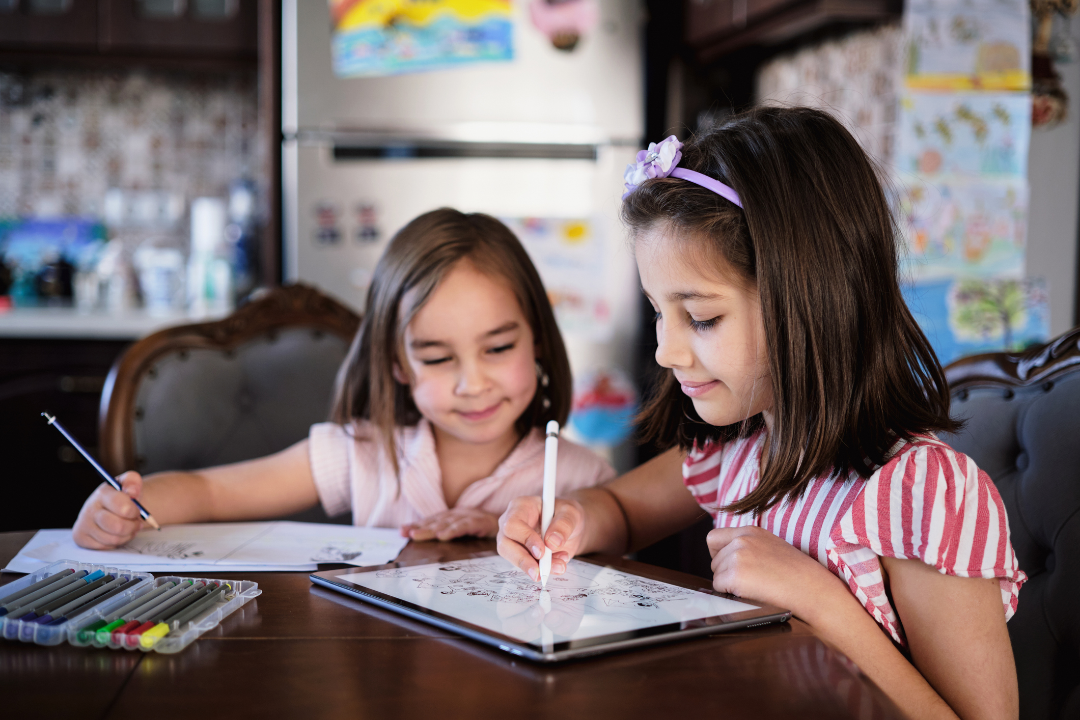 Una bambina disegna su un tablet