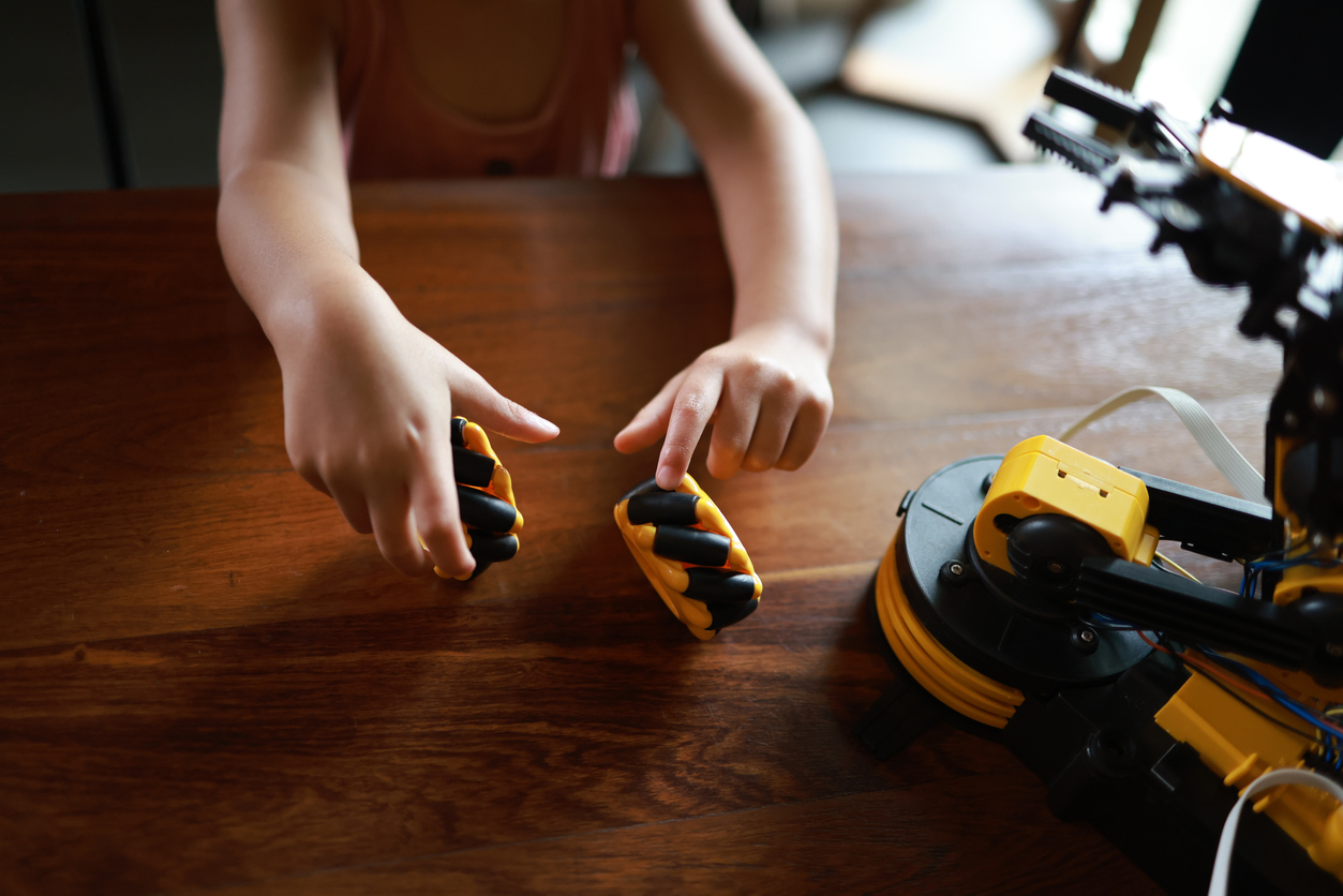 Bambina che impara a costruire un giocattolo
