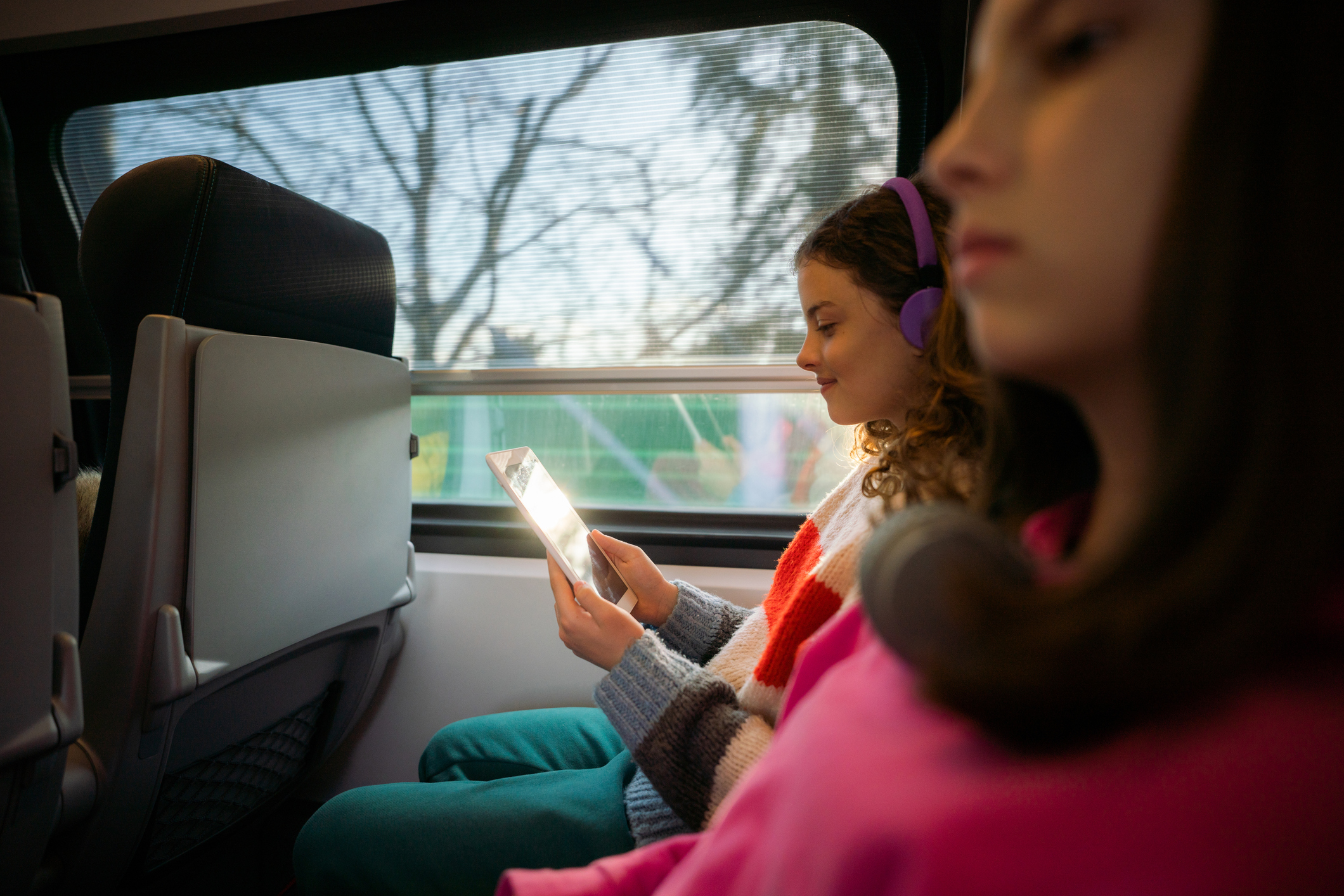 Una bambina utilizza il tablet mentre viaggia in treno