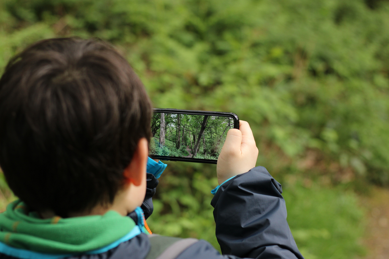 Bambino scatta foto alla natura con il cellulare