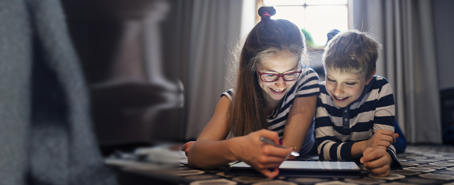 Madre e figlio navigano online insieme con un tablet