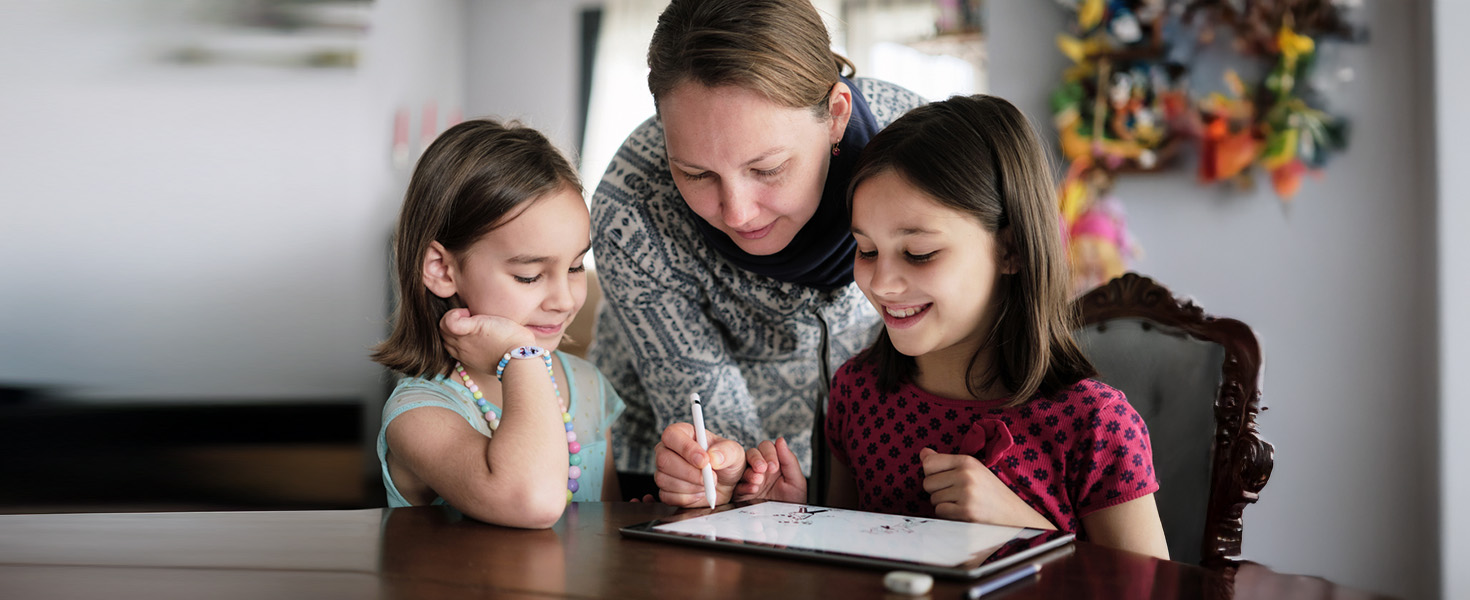 Mamma e figlie in un'attività creativa online