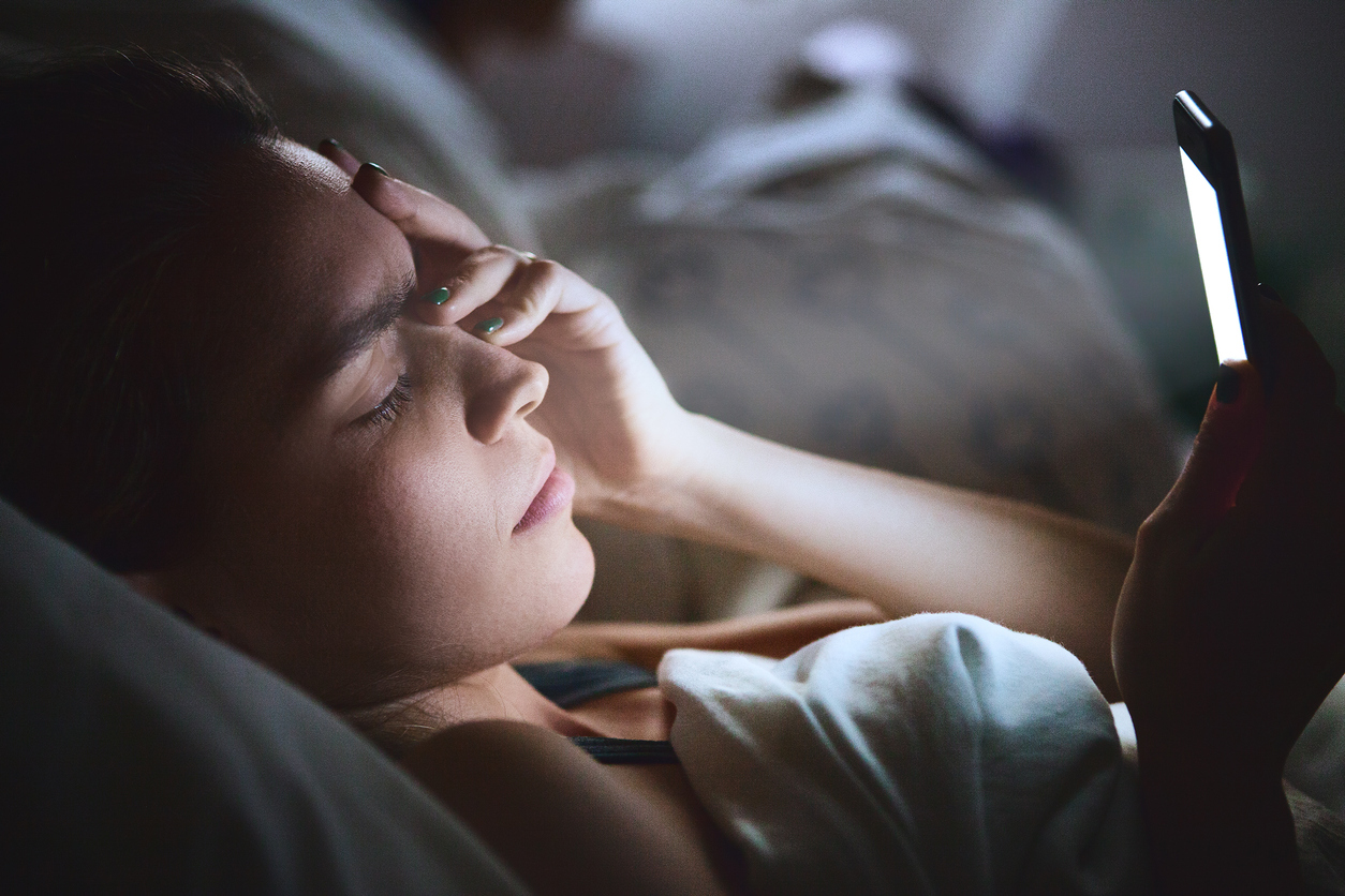 Donna a letto con smartphone