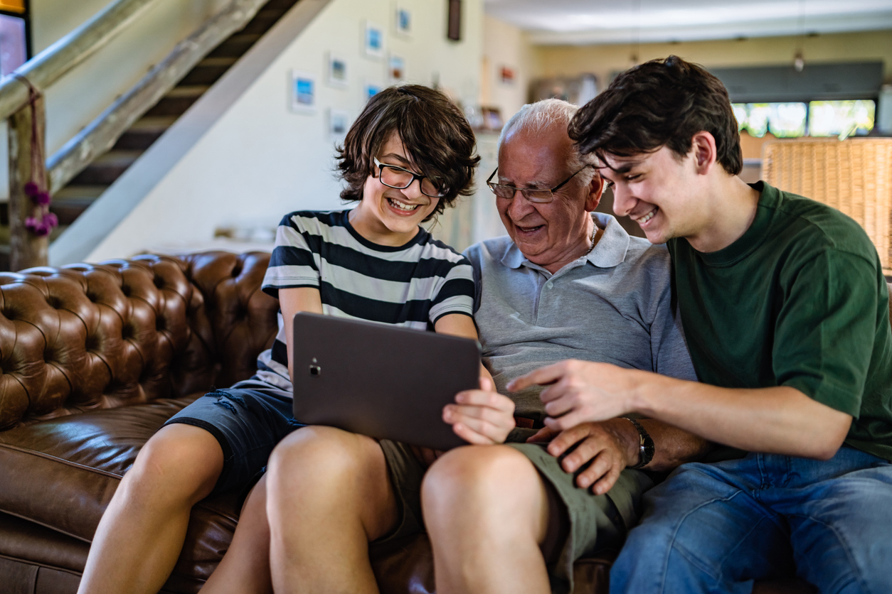 Due nipoti insegnano al nonno a usare computer