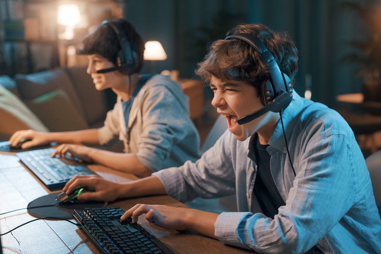 Due ragazzi giocano con i videogiochi