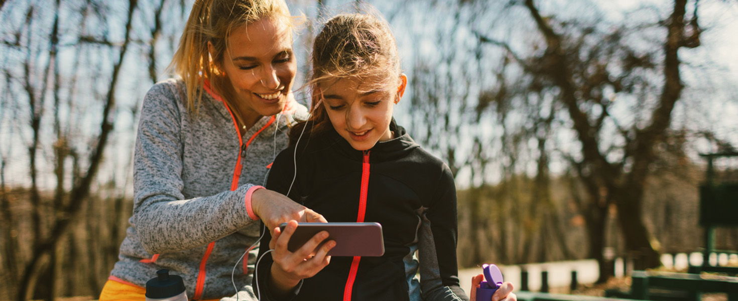 Mamma e figlia trovano insieme un equilibrio tra digitale e reale