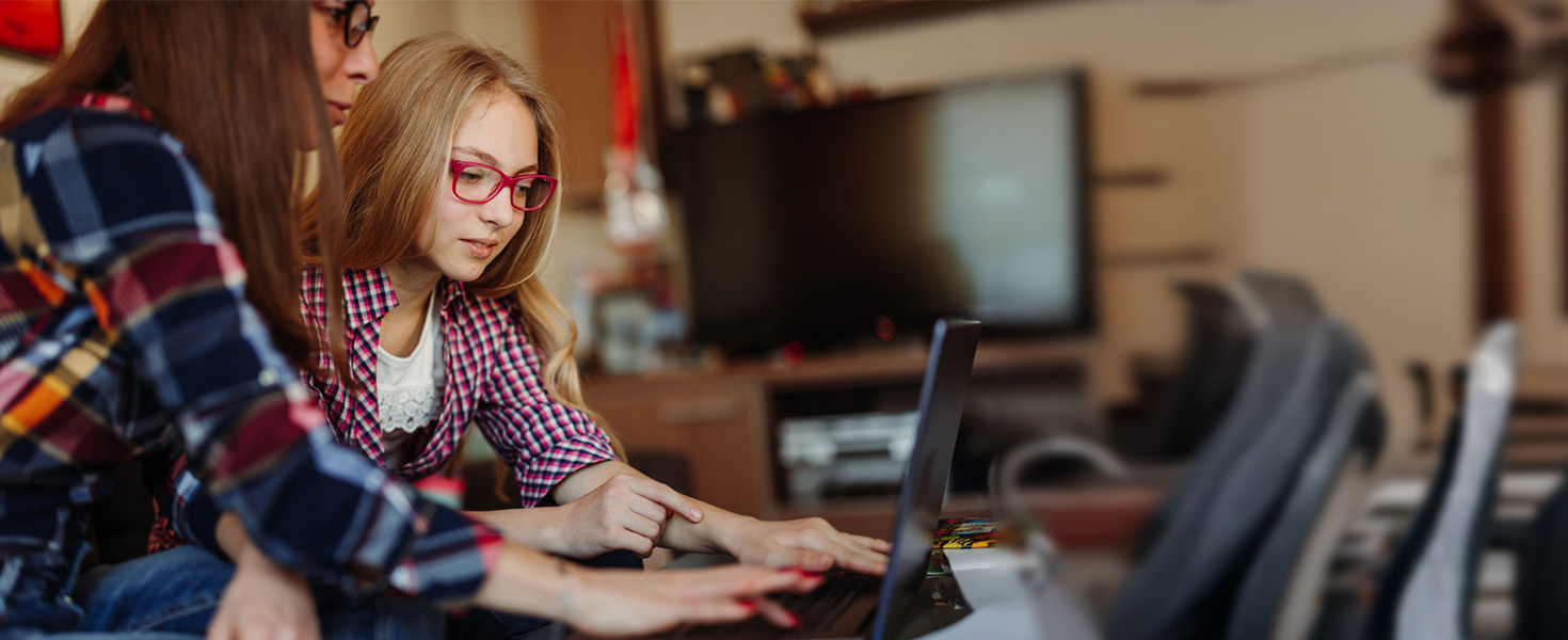 Figlia mostra alla madre un contenuto online, in un'esperienza insieme della tecnologia
