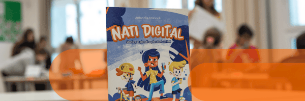 La favola Nati Digital appoggiata su un banco di scuola