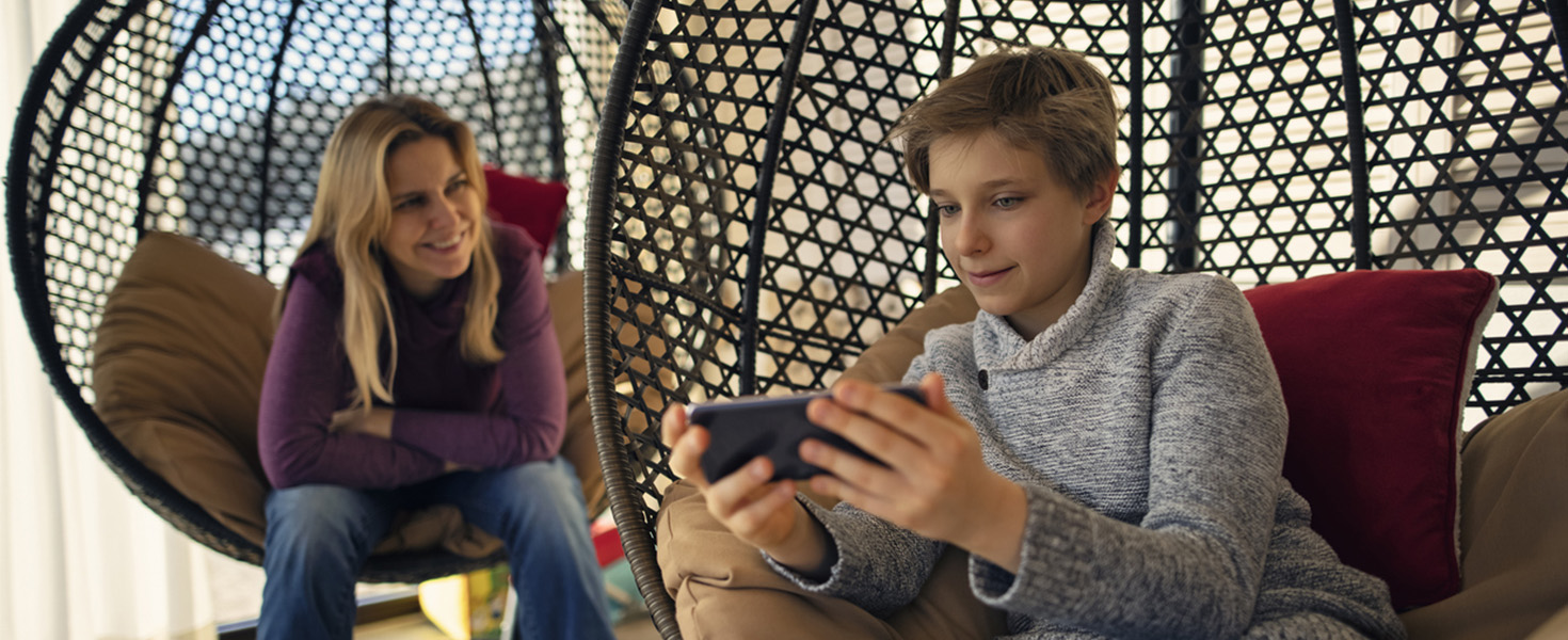 Mamma affianca la figlia durante la navigazione online