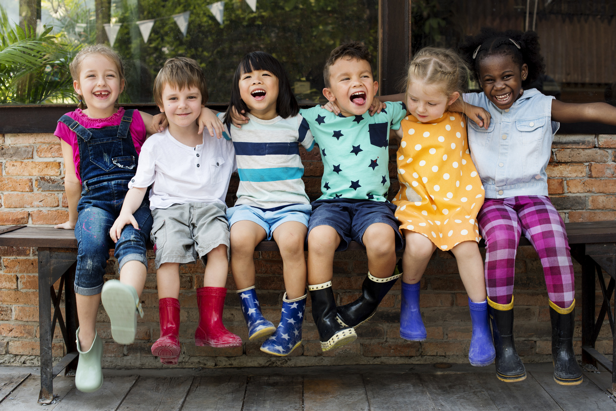Gruppo di bambini piccoli uniti e felici