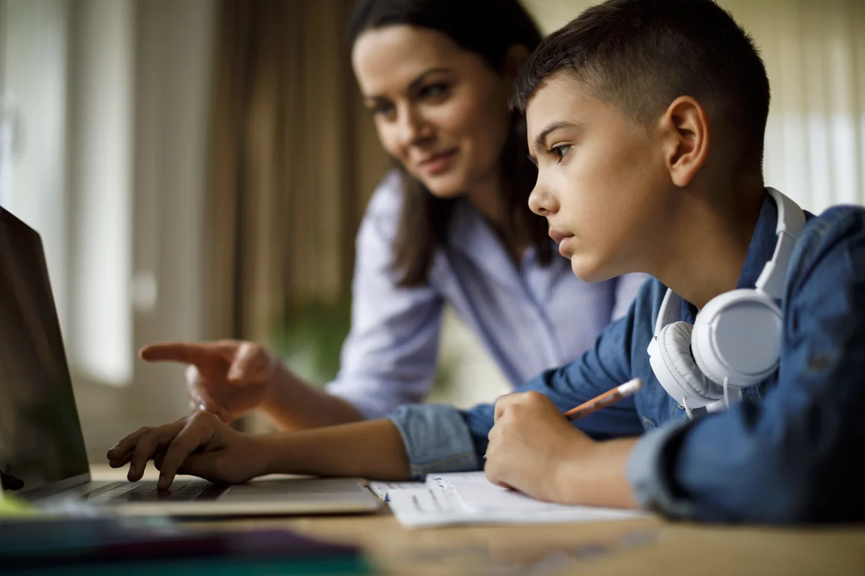 Mamma e figlio guardano insieme un laptop