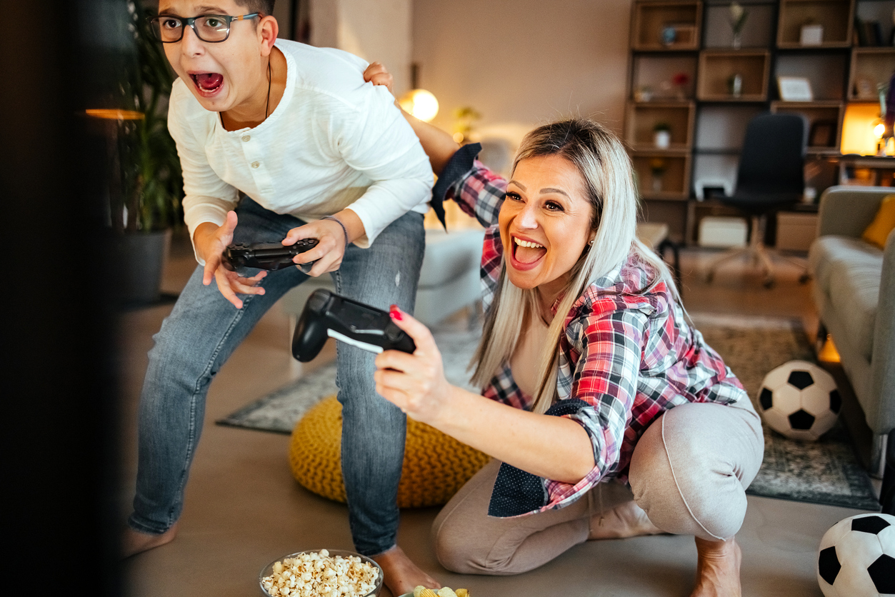 Mamma e figlio giocano ai videogame divertendosi