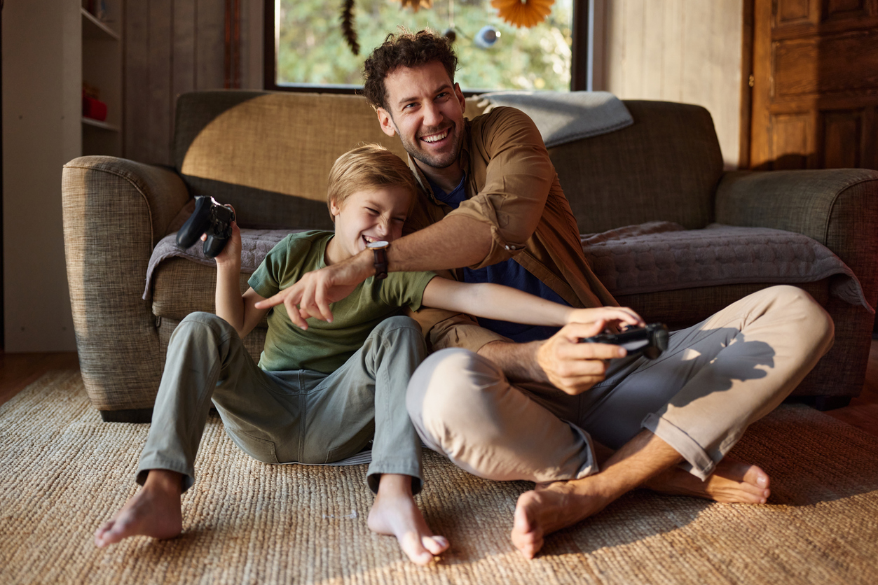Papà e figlio si divertono con i videogiochi