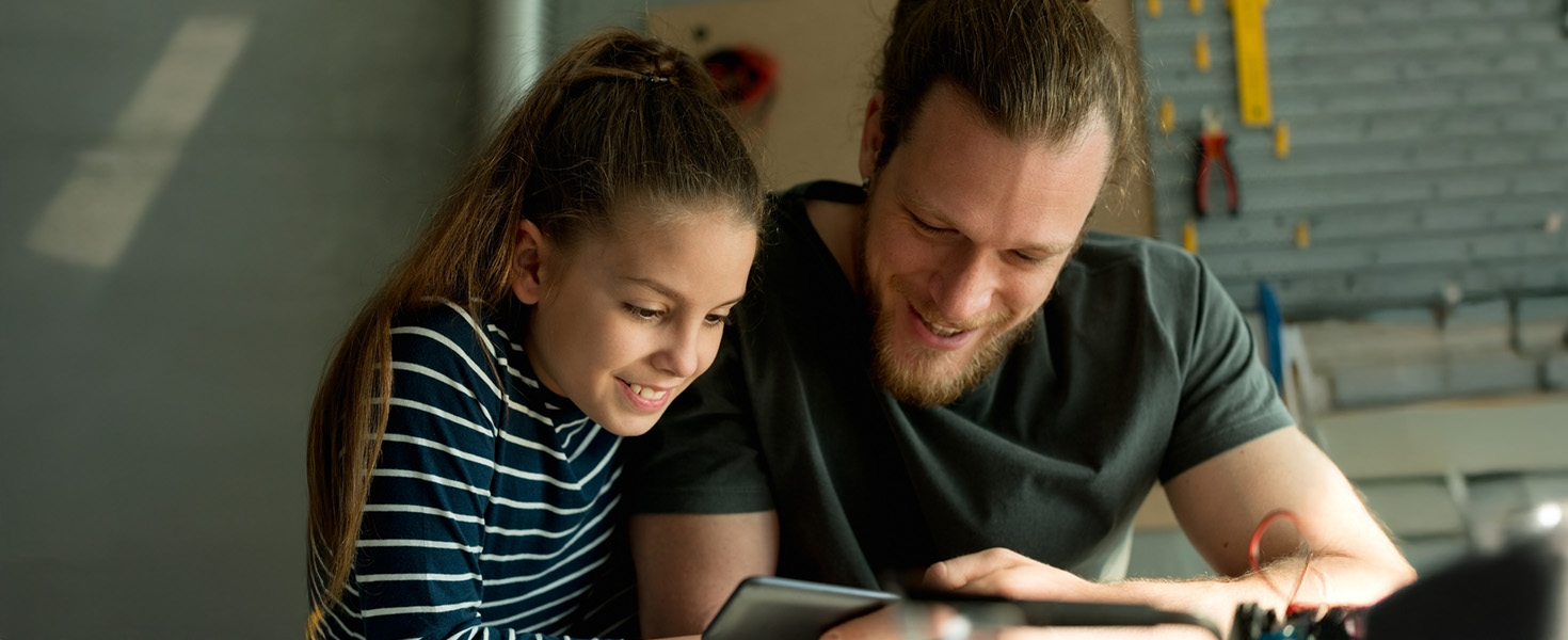 Padre e figlia navigano insieme online