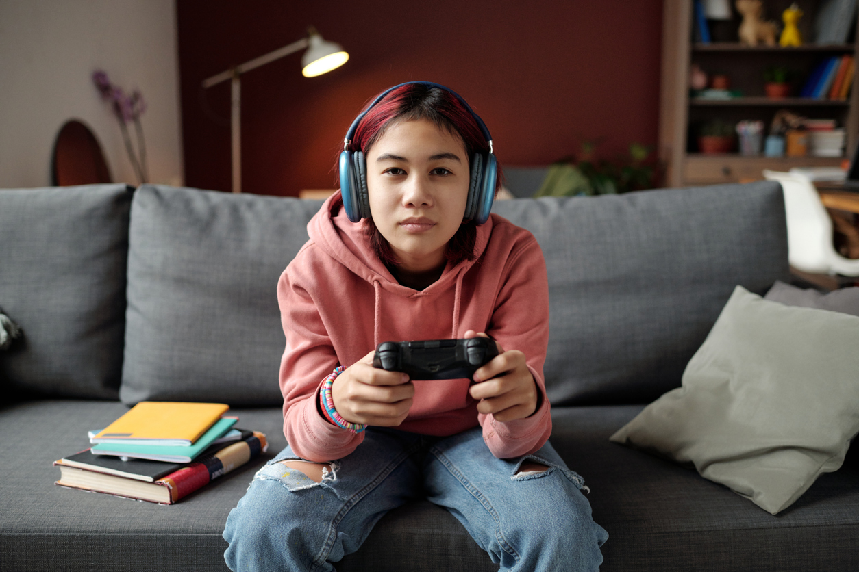 Ragazza concentrata videogioca in casa