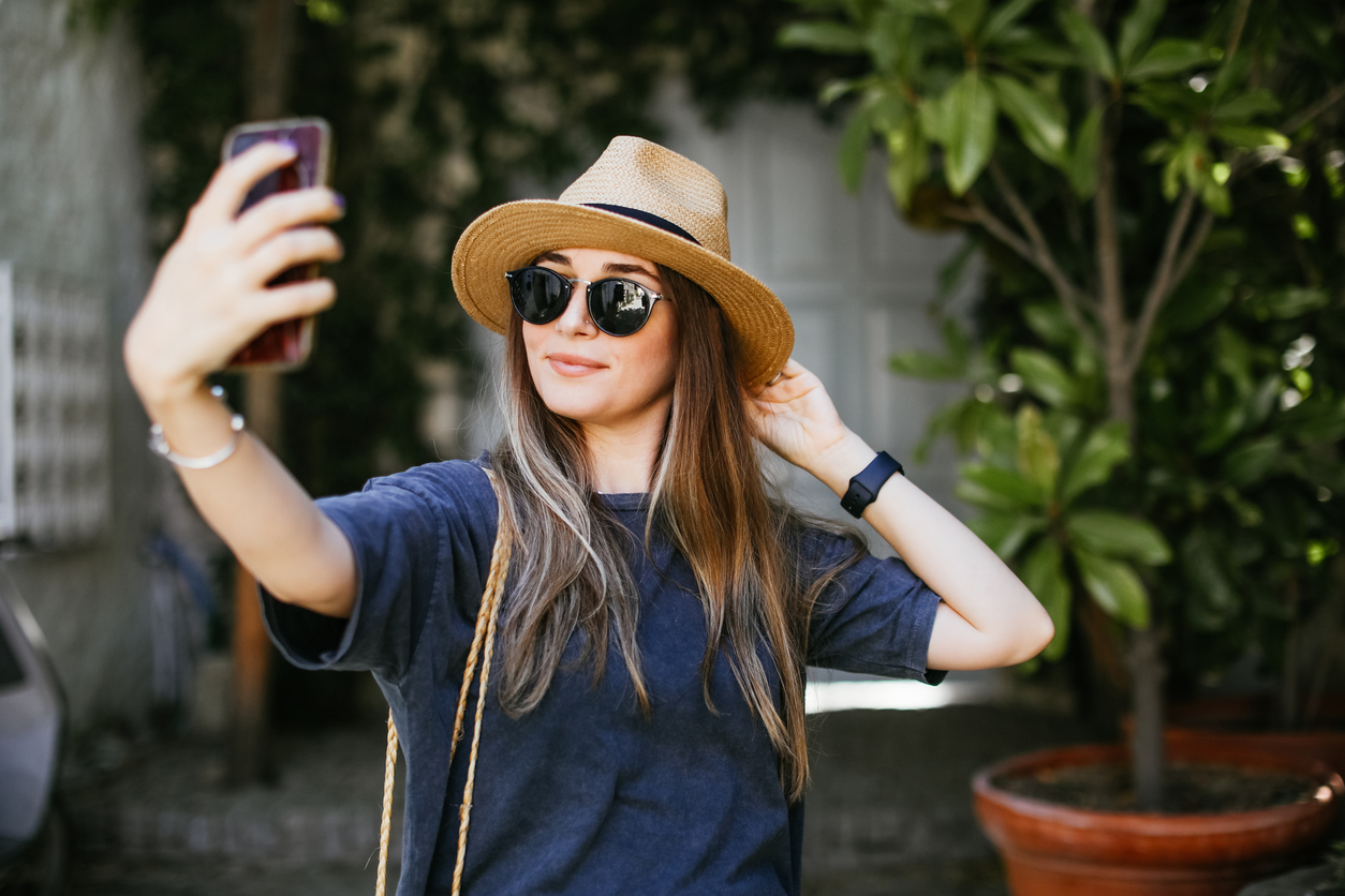 Ragazza usa il cellulare per scattarsi una foto