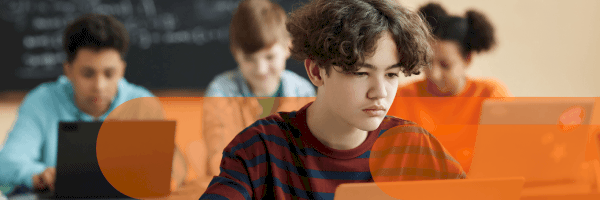 Un ragazzino a scuola sta utilizzando il laptop