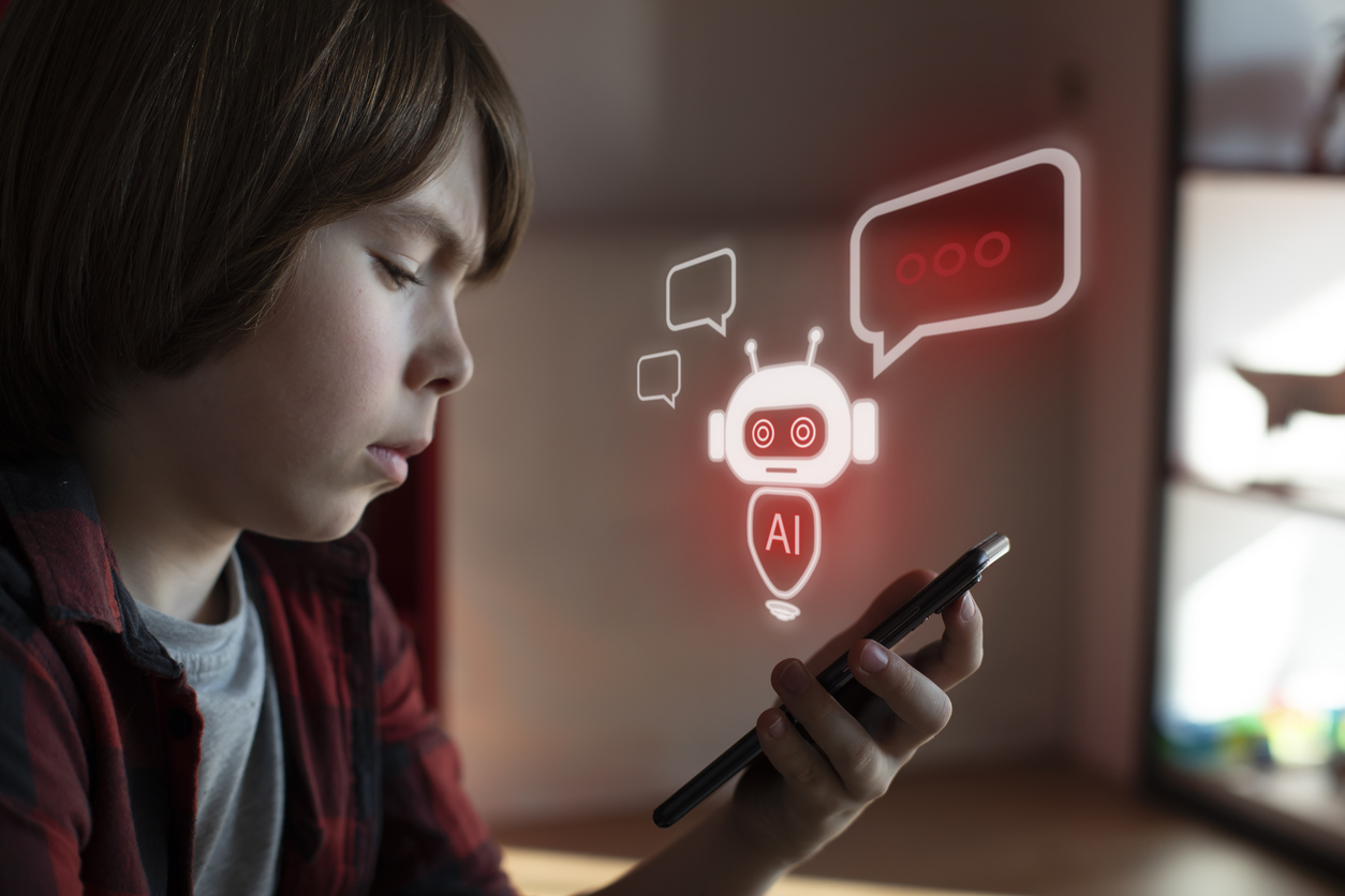 Ragazzo che utilizza chatbot su applicazione mobile
