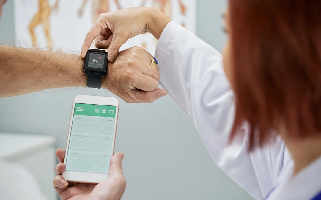 Una donna usa uno smartphone e un uomo sta usando uno smartwatch