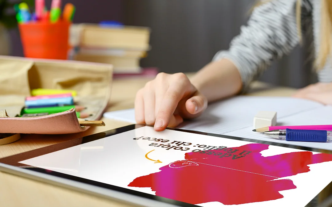 Un adolescente disegna con il tablet