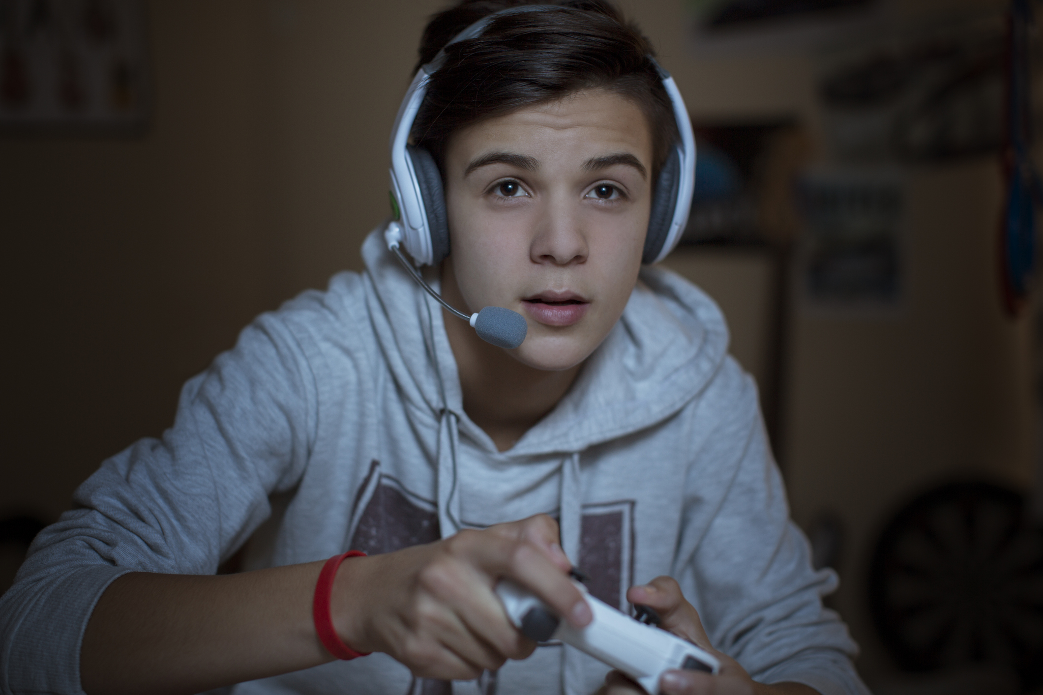 Ragazzo adolescente gioca ai videogiochi