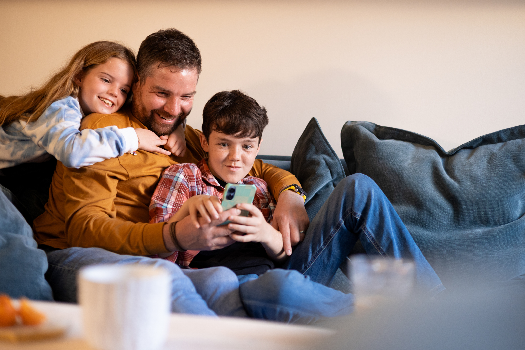 Adulto guarda smartphone con i figli