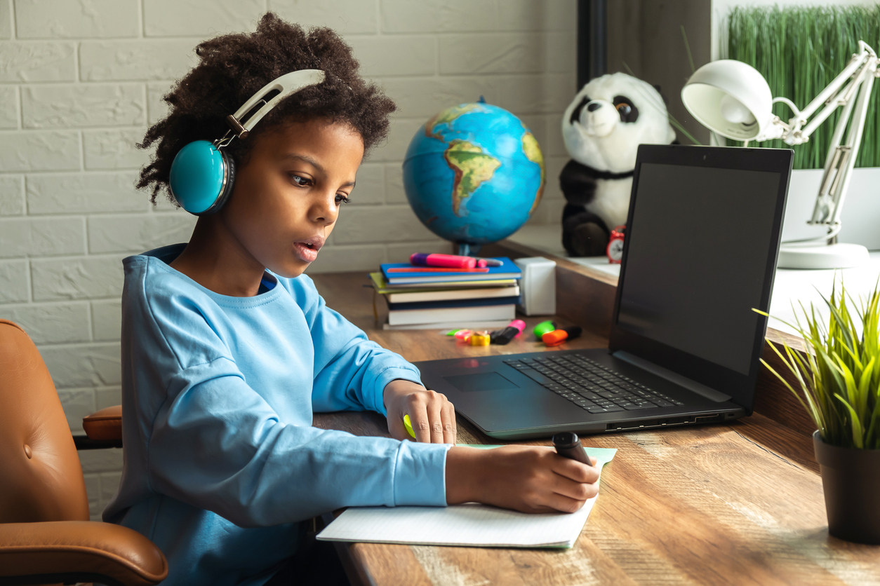 Bambina studia con l'aiuto del computer