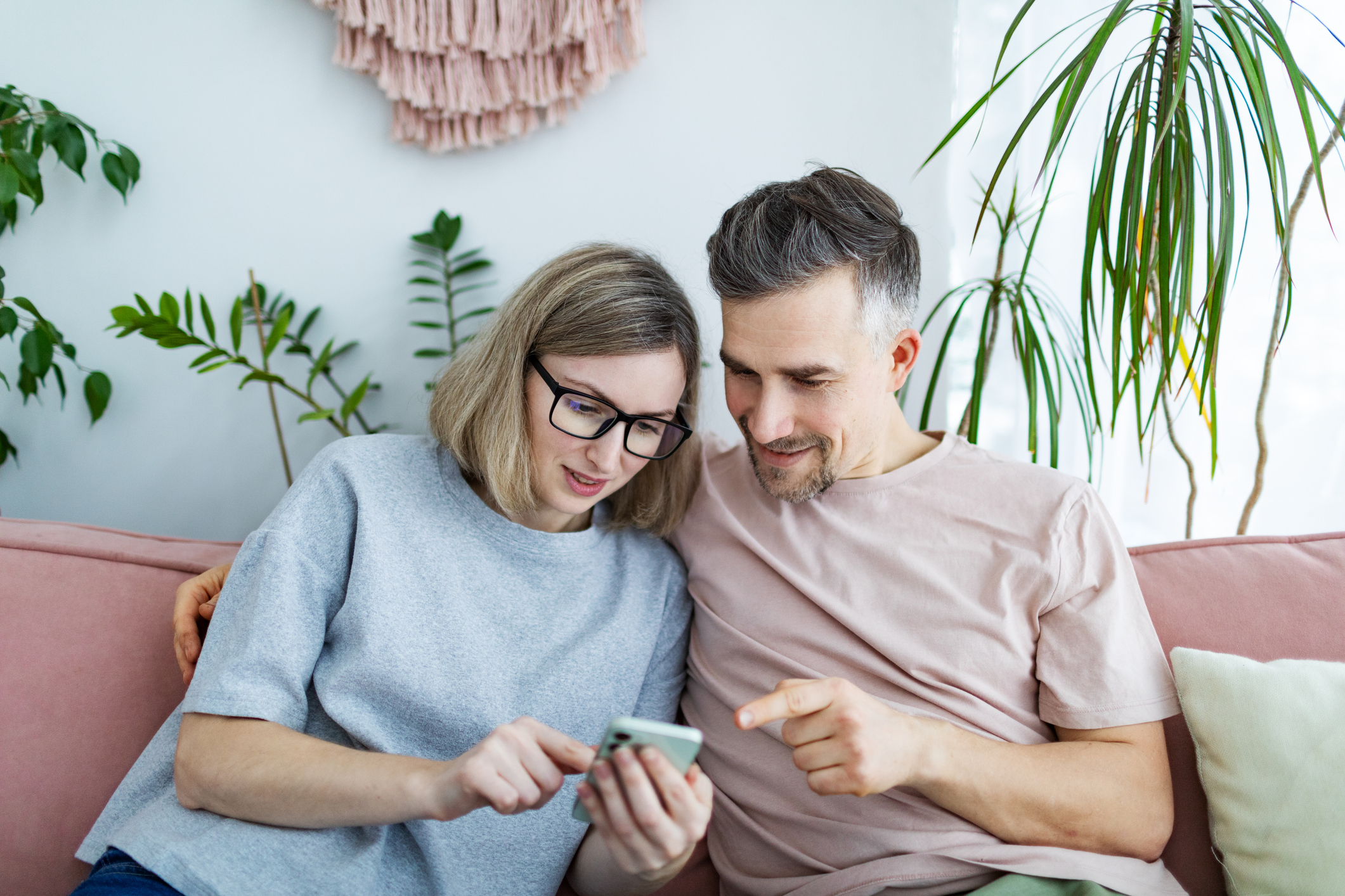 Una coppia guarda insieme lo smartphone