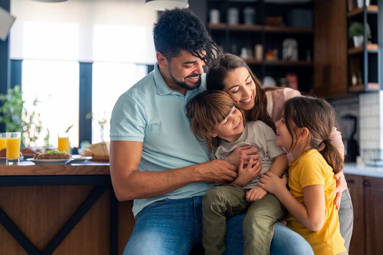 Famiglia affettuosa che si abbraccia