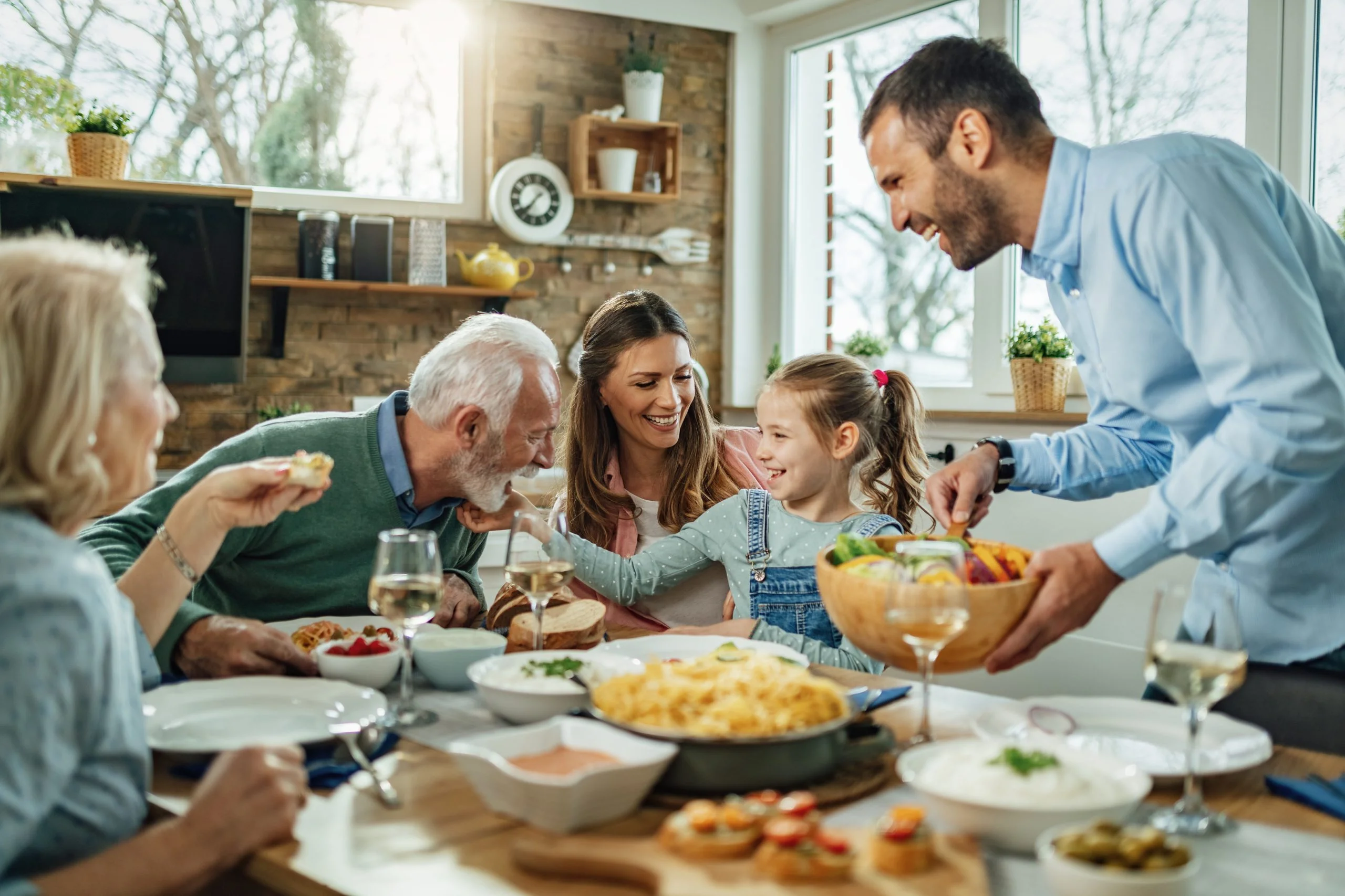 Una famiglia felice riunita a tavola
