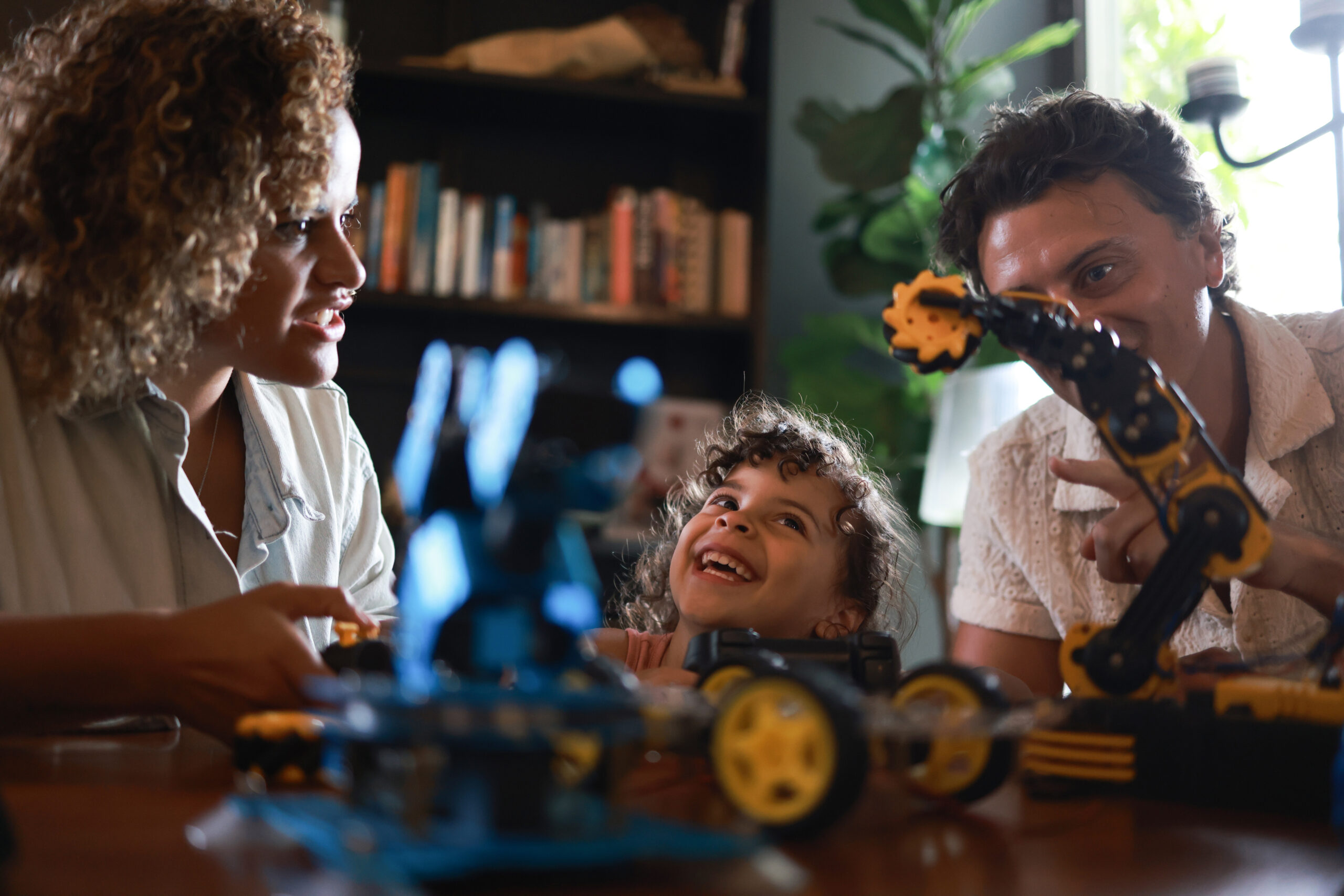 Famiglia gioca con dei robot da costruire