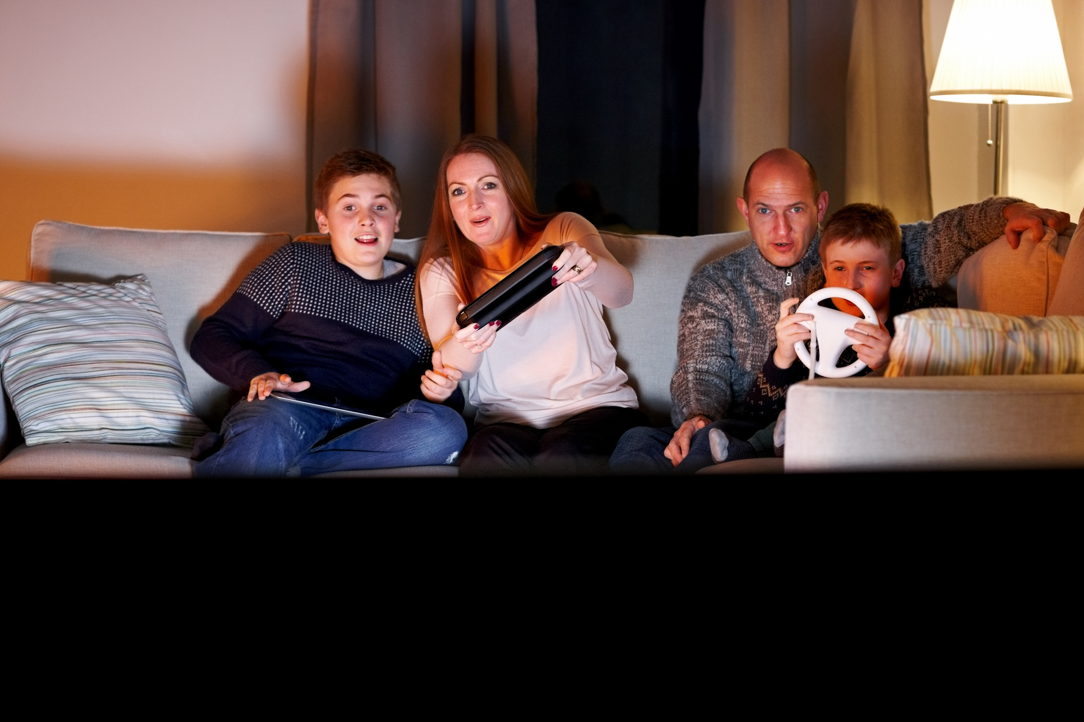 Una famiglia gioca insieme ai videogiochi