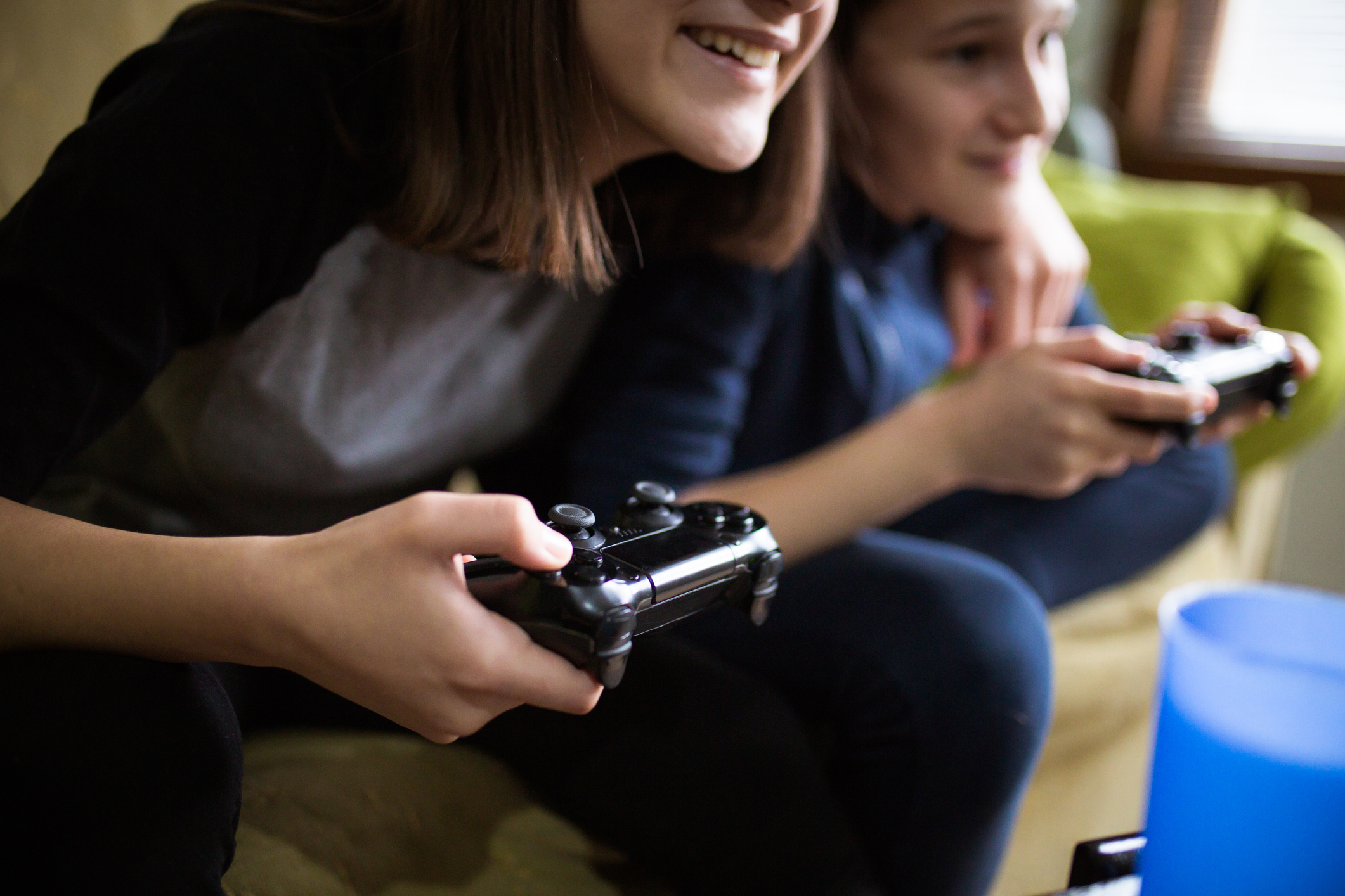 Fratello e sorella giocano ai videogiochi
