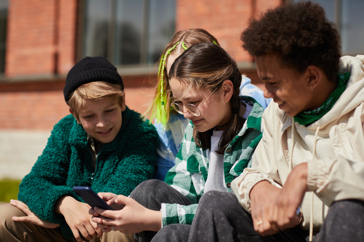 Gruppo di adolescenti con smartphone
