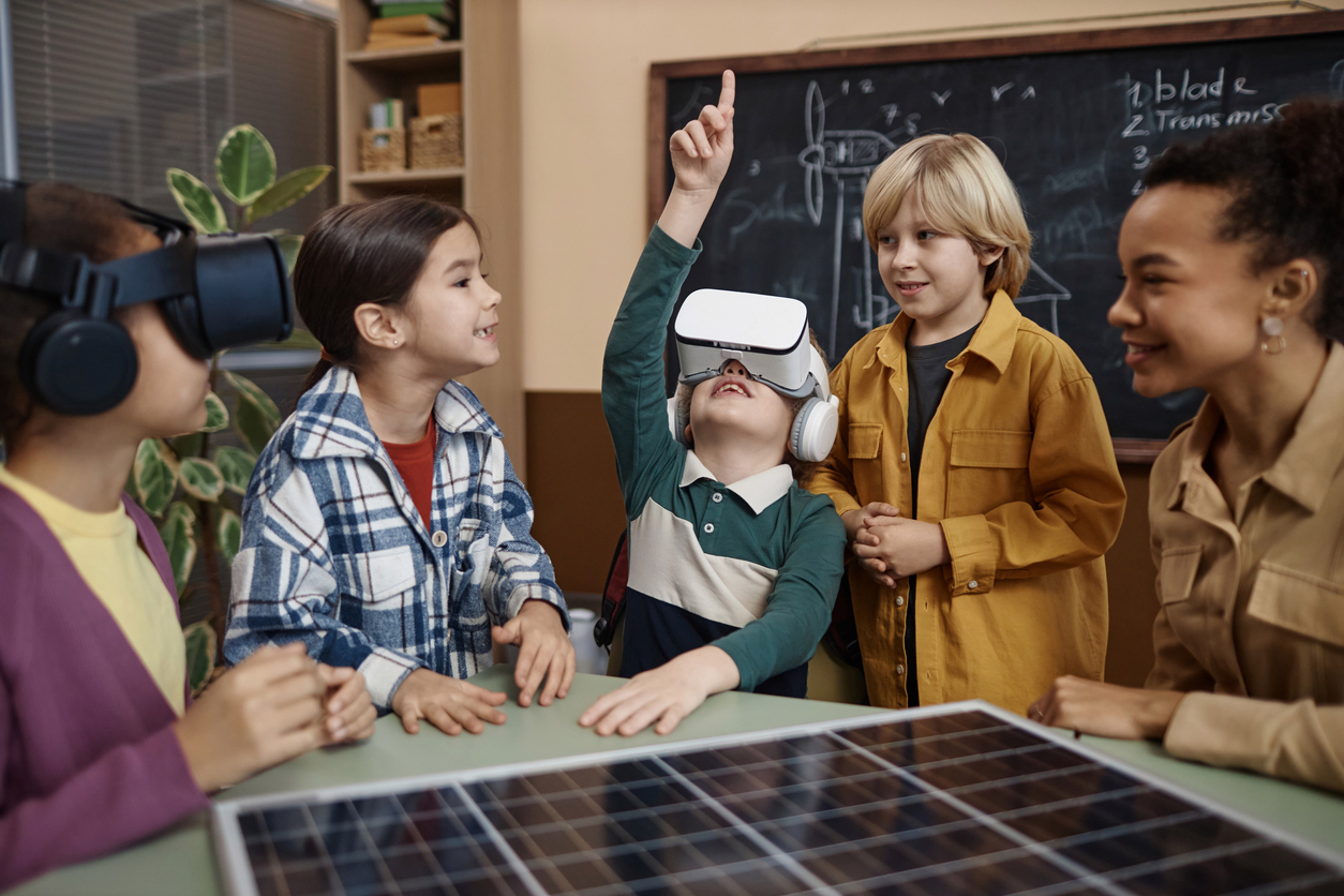 Gruppo di bambini nella classe della scuola moderna