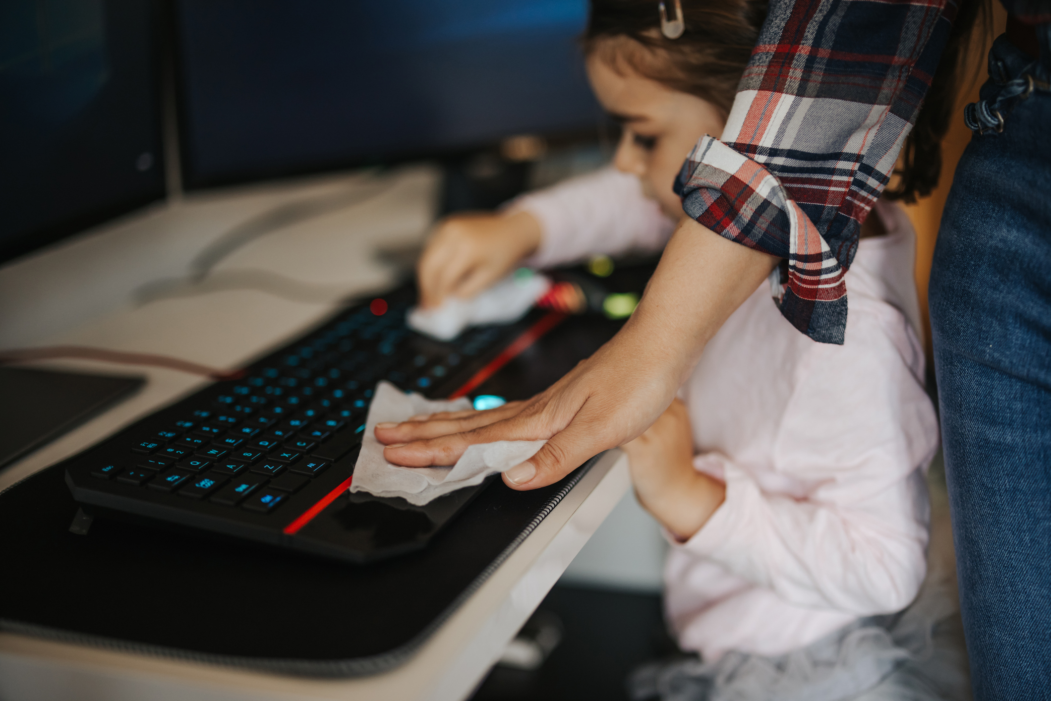 Madre e figlia disinfettano la tastiera del computer
