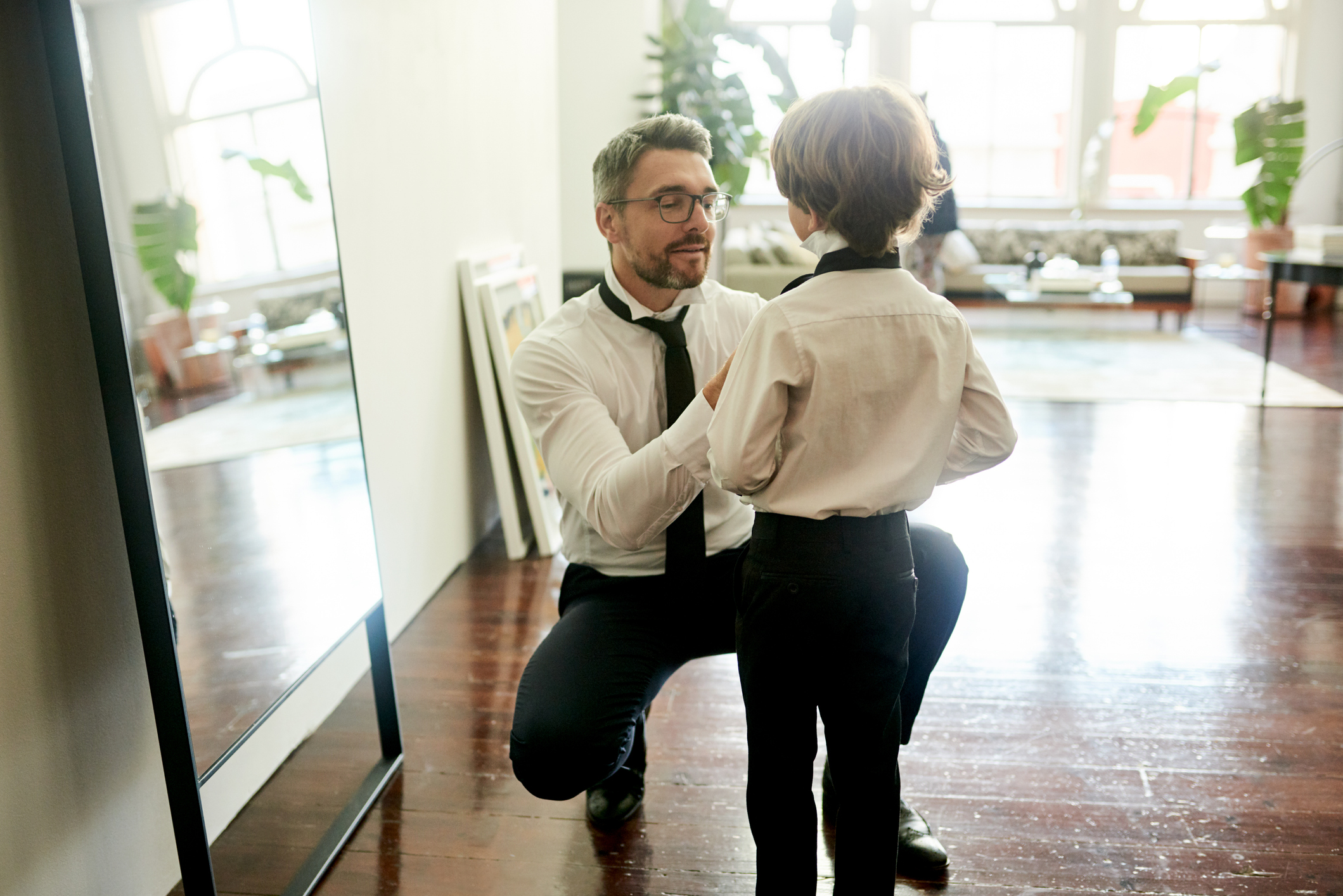 Un papà e suo figlio si preparano insieme