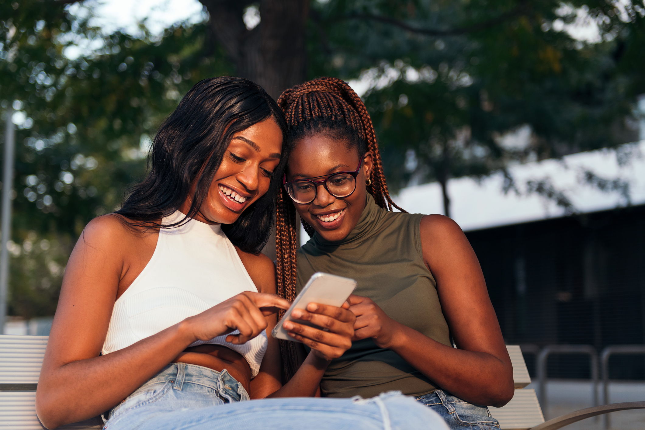 Due ragazze ridono guardando lo smartphone