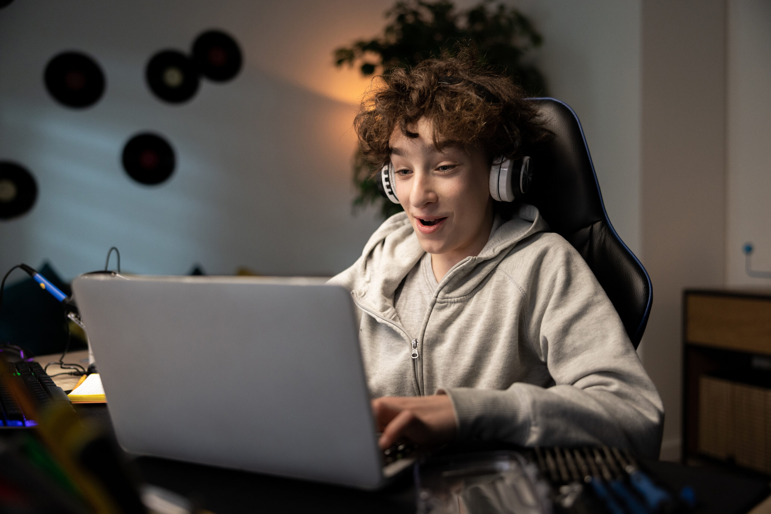 Un ragazzino gioca e si diverte al computer